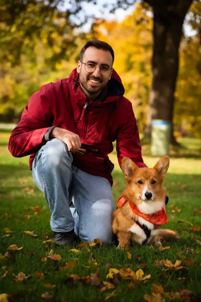 Ricardo Häringer, Hundefotograf in München, mit seinem Corgi Loui